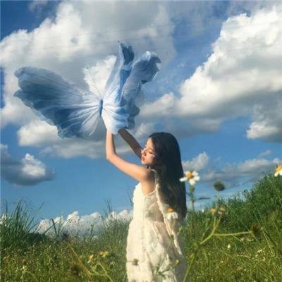 泳池里的女人